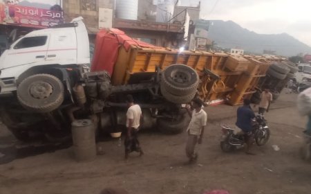 تعز.. انقلاب شاحنة في طلعة نجد قسيم بسبب تهالك الطريق