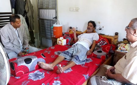 محافظ أبين يزور مدير عام المصائد السمكية وعضو سكرتارية نقابة الصحفيين صادق حمامه للاطمئنان على صحته