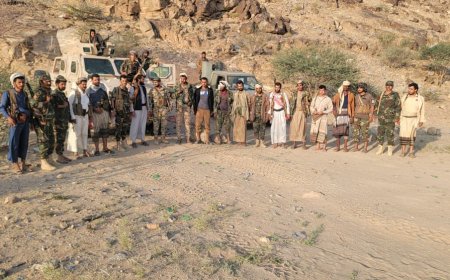وفد من قيادة محور سبأ يزور المواقع الأمامية لكتيبة الدعم والإسناد بجبهة ملعاء ويشيد بحنكة القائد عبدالقادر المنصوري