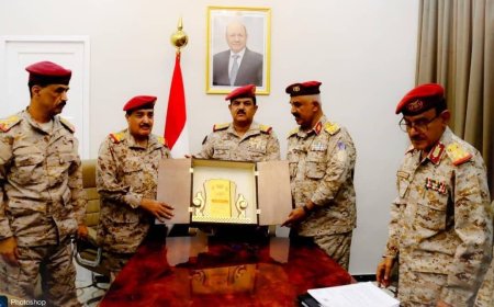 مدير دائرة شؤون الضباط ونائبه يكرمان وزير الدفاع ويمنحانه درع الوفاء والعرفان