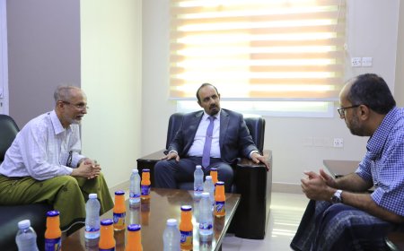 محافظ حضرموت الأستاذ مبخوت بن ماضي يبحث مع رئيس الغرفة التجارية الأوضاع التموينية وسبل تعزيز الاستثمار للدفع بعجلة التنمية 