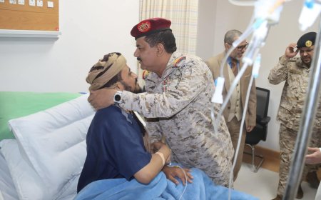 وزير الدفاع يزور العميد رزيق للاطمئنان على صحته ويشيد بأدواره البطولية