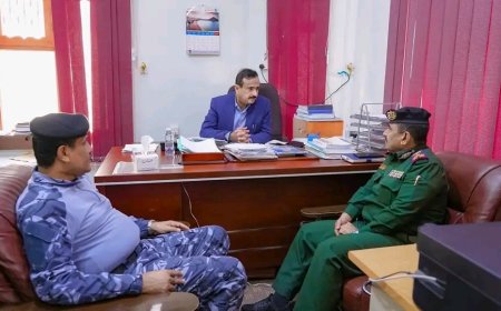المحافظ بن الوزير يكرّم جندي شرطة الدوريات وأمن الطرق بشرطة شبوة تقديرًا لأمانته ونزاهته