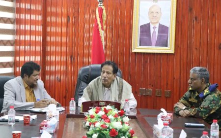 محافظ المهرة يطلع على احتياجات مديرية حات ويوجه بإزالة النقاط العشوائية