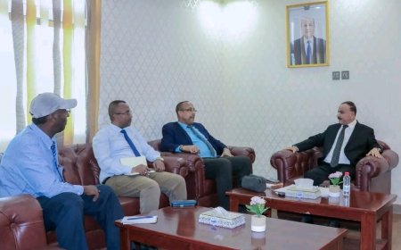 الوزير حُميد يبحث مع السفير الصومالي تعزيز التعاون في مجالات النقل البحري والجوي