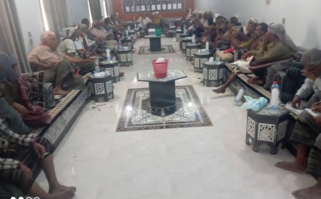 مدير عام أحور يعقد اجتماعًا مع مشايخ بأكازم لمناقشة قضايا أمنية وخدمية هامة