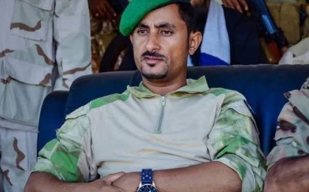 قائد محور يافع العميد أكرم الحنشي يعزي في شهداء جبهات يافع