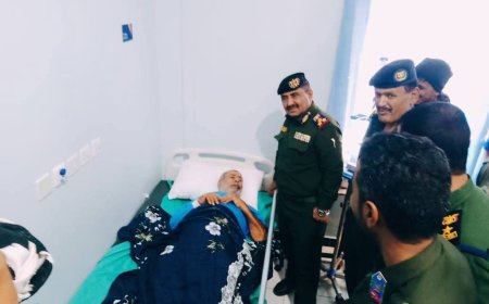 مدير عام شرطة شبوة يطمئن على صحة العقيد الجنيدي ويؤكد على الرعاية الصحية الكاملة