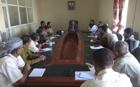 محافظ أبين يوجه بتحري الدقة في استهداف الأسر الأشد فقراً ضمن مشروع المساعدات الغذائية خلال لقائه ممثلي كير ومديرو عموم التخطيط والشؤون ومديرو عموم المديريات