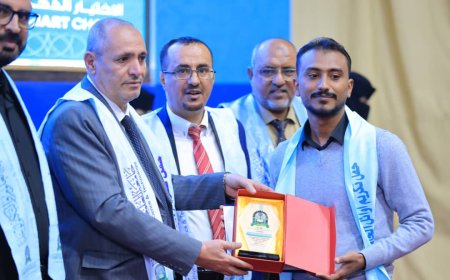وكيل أول محافظة تعز يكرم الطلاب الأوائل في جامعة العلوم والتكنولوجيا