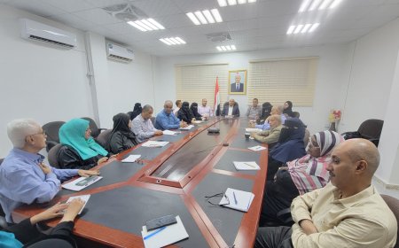 نائب وزير الصناعة والتجارة يترأس اجتماعاً لمناقشة الخطط التطويرية وتعزيز كفاءة الأداء الإداري