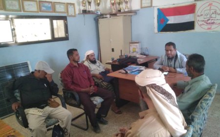 مدير عام خنفر يزور ثانوية الفاروق المحورية ويشيد بانضباطها وتميز كادرها التربوي