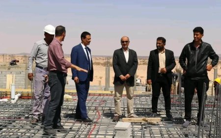 رئيس جامعة شبوة ونوابه يتفقدون سير العمل في مشروع كلية الطب بالحرم الجامعي الجديد