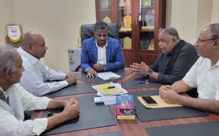 اللجنة التحضيرية العليا لليوم العالمي للصقور تلتقي بوكيل محافظة حضرموت لشئون الشباب ومدير عام مكتب الشباب والرياضة بالساحل