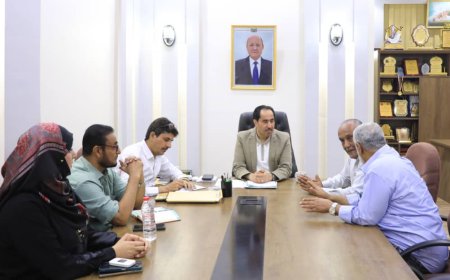 الوزير البكري يلتقي رئيس اللجنة المجتمعية لمشروع ترميم ملعب البيتي بجعار