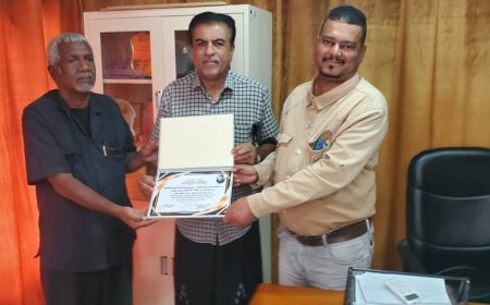 قيادة منتدى اصدقاء الإعلاميين والصحفيين وصحيفة منابر عدن تكرمان مدير عام القطن بشهادة شكر وتقدير