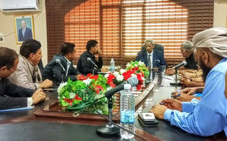 محافظ لحج يشدد على تحصيل الإيرادات وضبط الأسعار خلال اجتماعه بمدراء المديريات