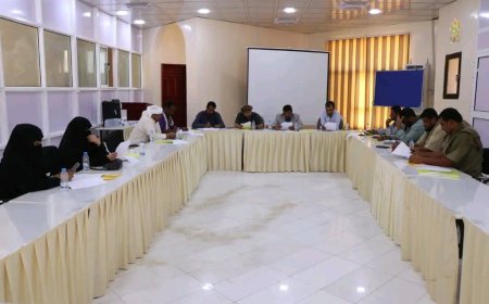 اللجنة الاستشارية بالمهرة تعقد اجتماعها الدوري وتناقش المنح والمستجدات والقضايا الصحية بالمحافظة