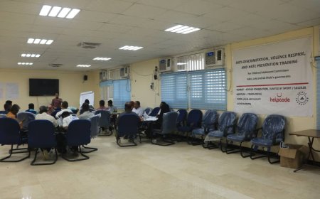 منظمة "Helpcode" تواصل الجلسات التدريبية لمدربي الفرق الشعبية وممثلي مكتب الشباب والرياضة بعدن