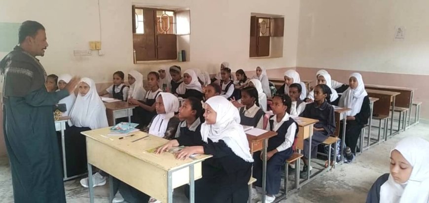 مدير تربية شبام يتفقد مدرسة فاطمة للتعليم الاساسي ويشيد بجهود الكادر التعليم وانضباط الطالبات