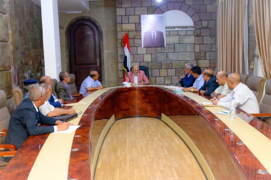محافظ تعز يناقش تنظيم الأسواق وفرزات النقل وتحصيل الموارد.