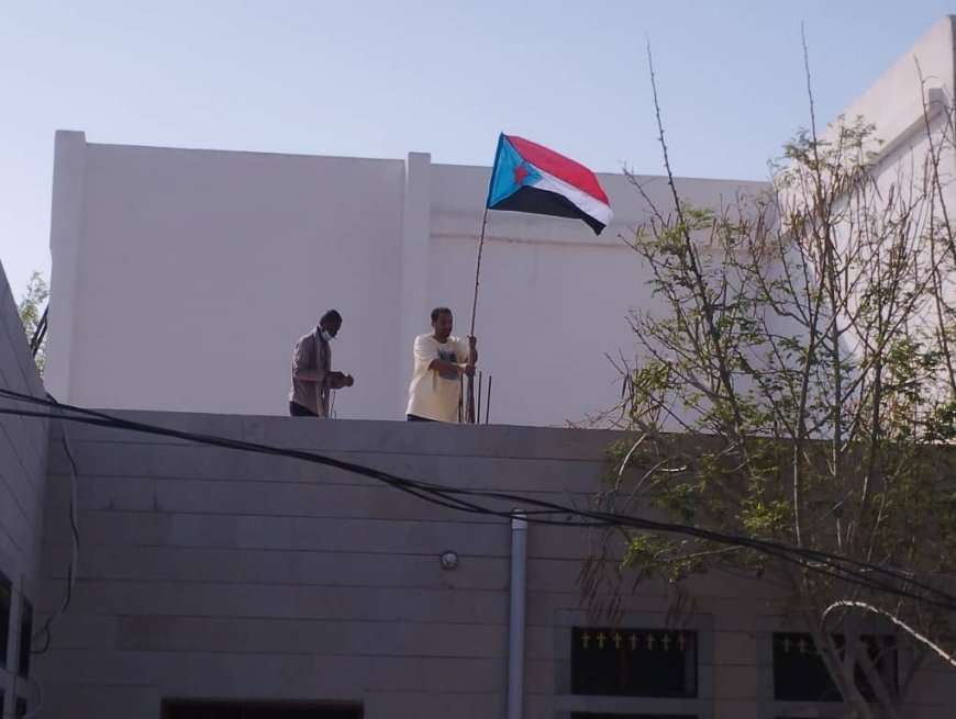 انتقالي خنفر يدشن تجديد رفع العلم الجنوبي بمدارس المديرية