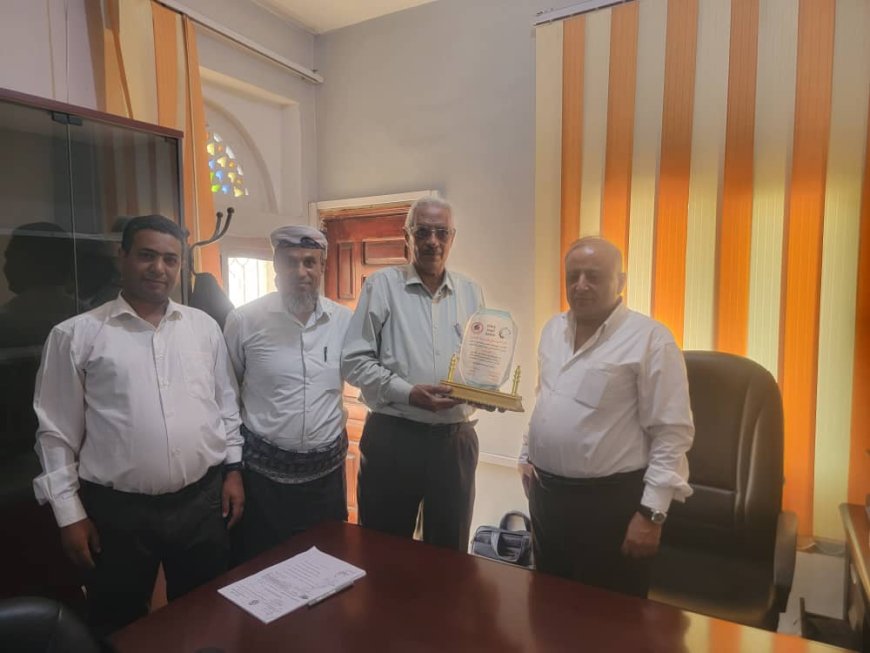رئيس إتحاد نقابة عمال اليمن يكرم مدير عام مؤسسة التأمينات الاجتماعية بتعز بـ"وسام الفخر والتنمية"