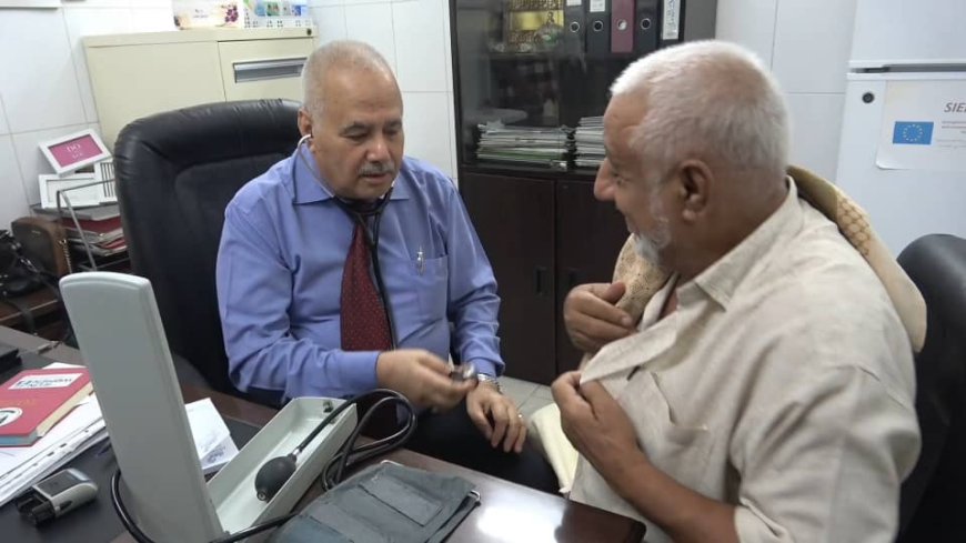 مدير عام صحة عدن يدشن مخيم طبي مجاني للأمراض المزمنة في خورمكسر