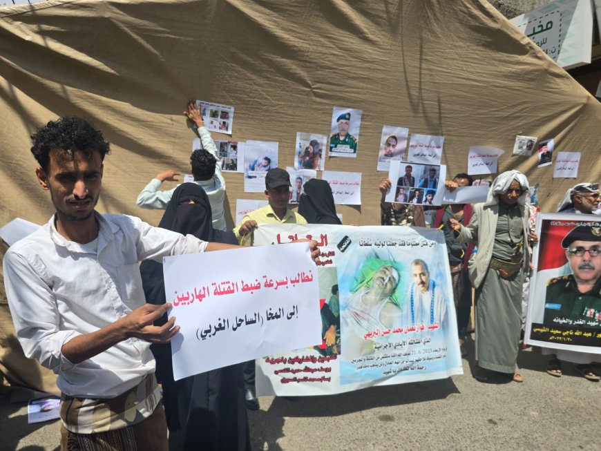 تعز.. أهالي الشهداء والمغدور بهم يطالبون طارق صالح بالقبض على قتلة هاربين إلى المخا