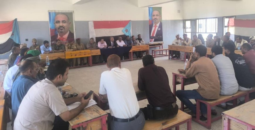 فريق التوجيه والرقابة الرئاسي يعقد لقاءً مشتركًا مع قيادتي الانتقالي والسلطة المحلية في حبيل جبر