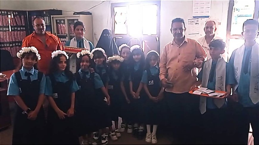 طلاب المجد الاهلية بلحج يحتفلون بعيد المعلم بتوزيع الحلويات وتكريم المعلمين