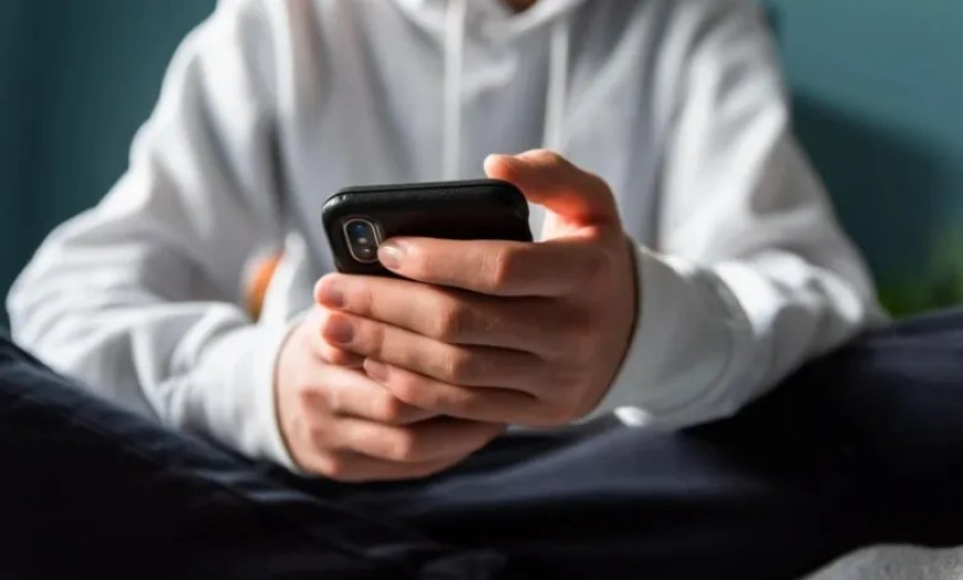 الإفراط في استخدام وسائل التواصل يقود الشباب والكبار إلى الشعور بالانعزال والوحدة