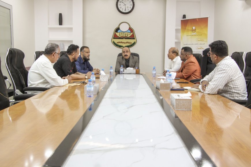 اجتماع بتربية ساحل حضرموت يناقش آلية تنفيذ مشروع (المعلم الرقمي) لمعلمي ساحل حضرموت