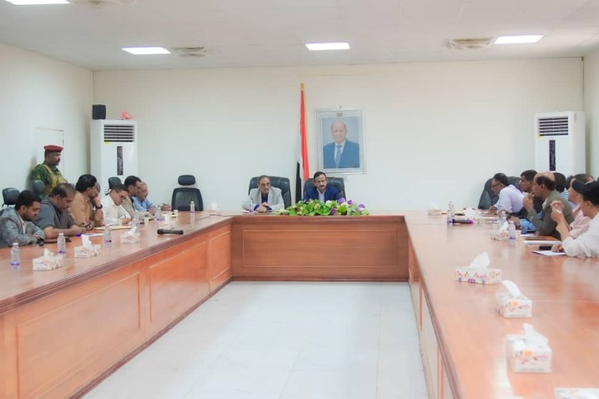 برئاسة المحافظ بن الوزير .. لجنة المناقصات تقر وتعلن عددًا من المناقصات الخدمية والتنموية