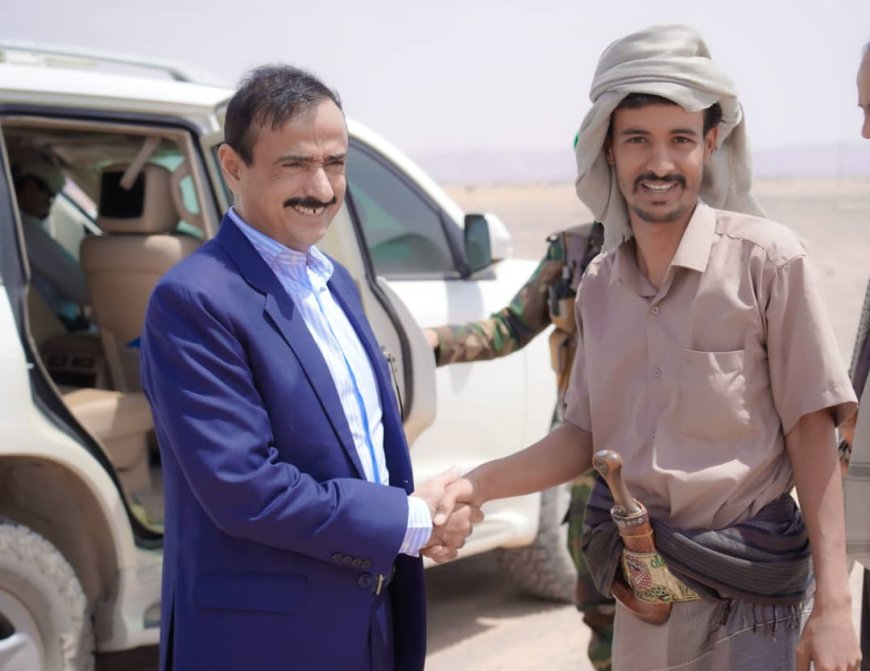محافظ شبوة يوجه اعتماد مشروع مدرسة وخزان مياه لمنطقة لَجَب بمديرية عتق