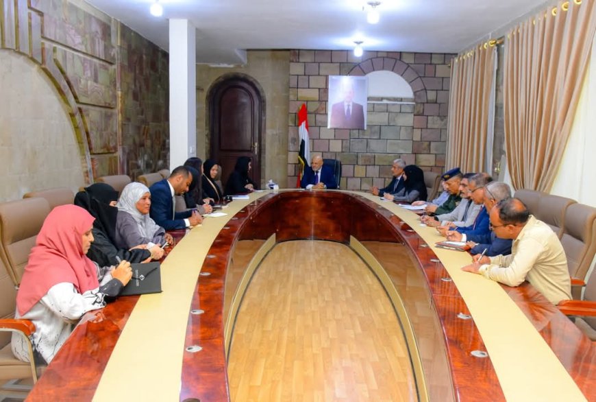 محافظ تعز يلتقي كبير مستشاري مكتب المبعوث الأممي والوفد المرافق لمناقشة جهود بناء السلام 