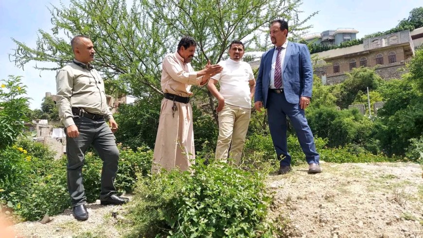 مدير عام الأوقاف بتعز يتفقد أراضي الوقف في منطقة المجلية