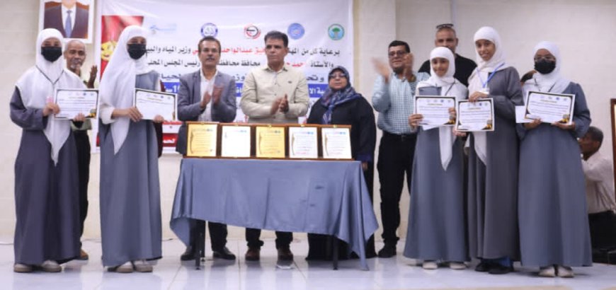 عدن تبدع على المسرح من أجل الحياة... طلابها يجسدون رسالة الأوزون بإبداع توعوي