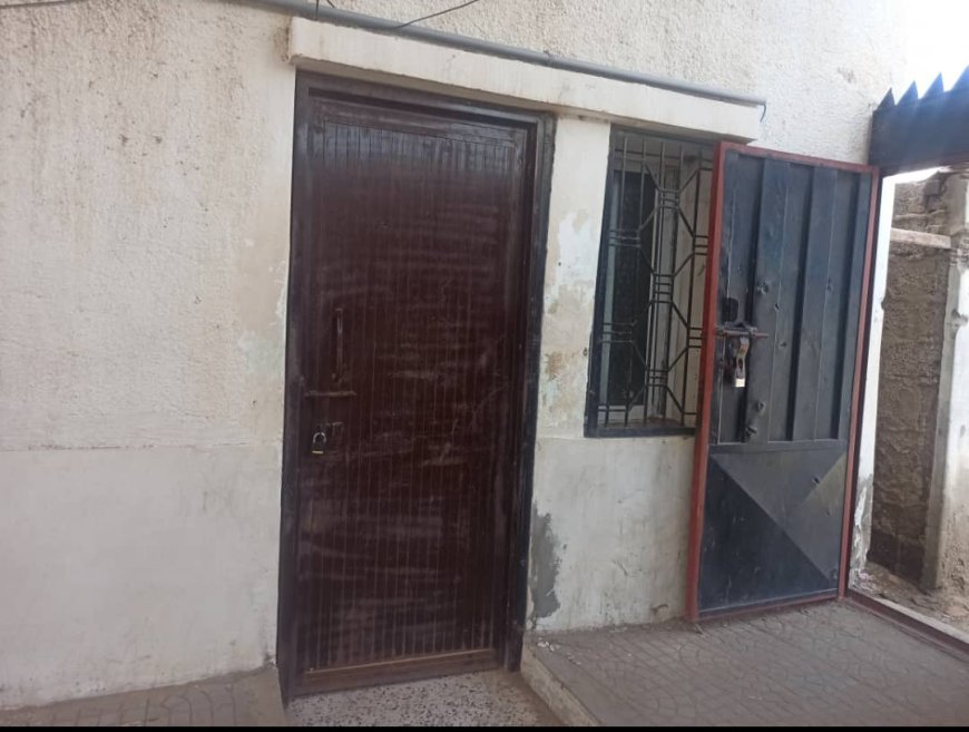 متقاعدون أمام مكتب بريد زنجبار ومماطلة في صرف رواتبهم!!