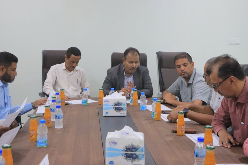 بحضور الوكيل العامري.. مناقشة الإجراءات الإدارية والفنية لتشغيل مستشفى المدينة الخيري بسيئون