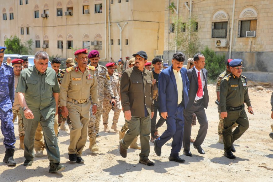 ضمن الاحتفالات بذكرى 14 أكتوبر المجيدة .. محافظ حضرموت يفتتح "استراحة وميز الضباط" بقيادة المنطقة العسكرية الثانية في إطار تعزيز بيئة العمل العسكري