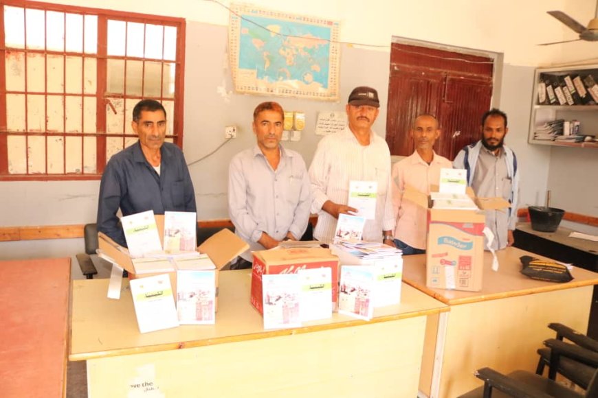 انتقالي حالمين يسلم إدارة التربية في المديرية كتباً مدرسية دعماً للعملية التعليمية