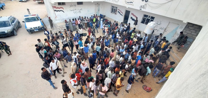 شرطة المهرة تضبط شبكات تهريب المهاجرين غير الشرعيين وترحّل أكثر من 406 مهاجرًا في حملة واسعة بشحن