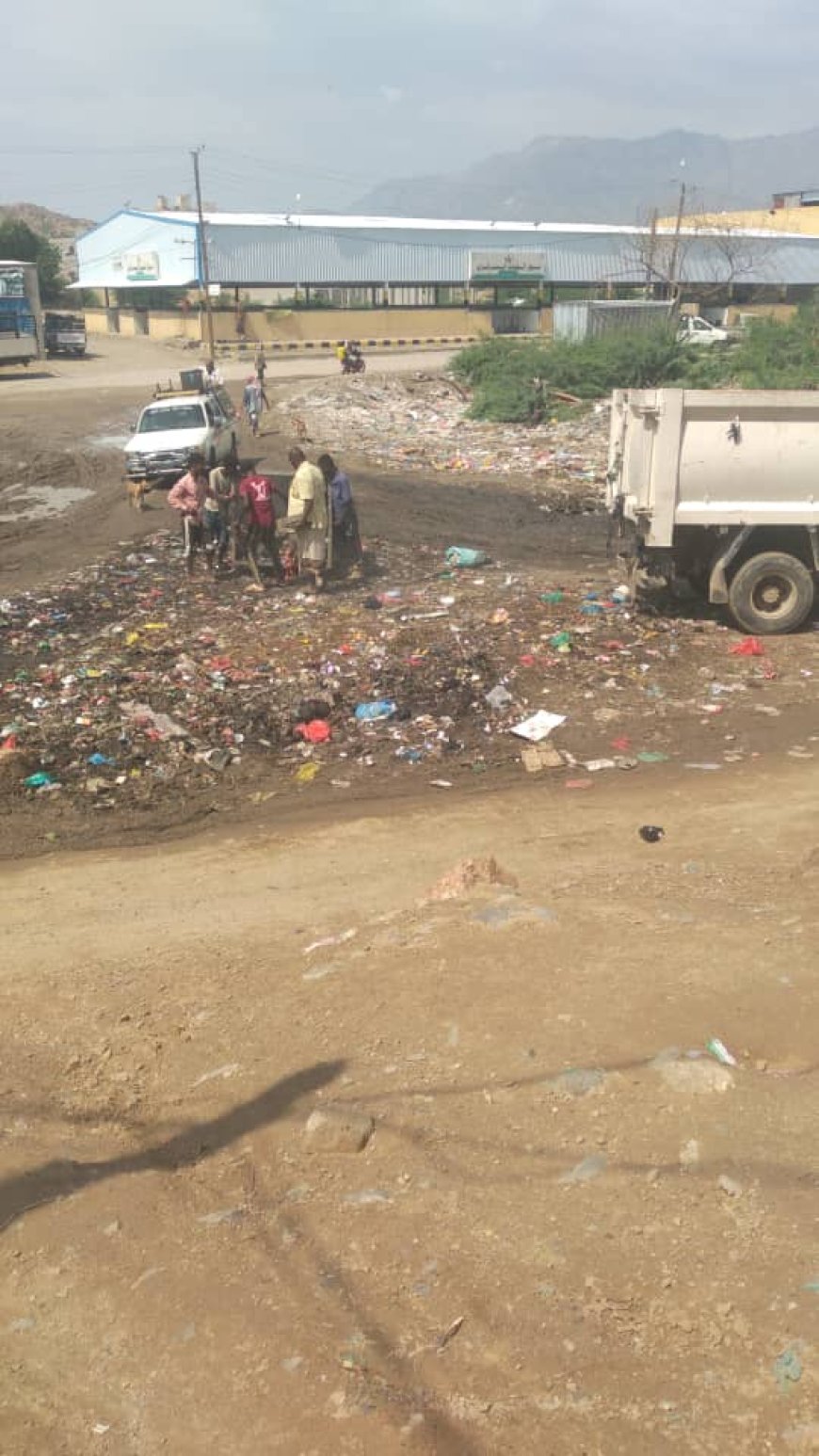 صندوق النظافة بلودر يواصل عمله رغم اتساع المدينة ويدعو المواطنين للتعاون