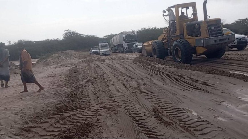 مدير عام مديرية أحور يتفقد أعمال فتح الخط في وادي أحور بعد السيول