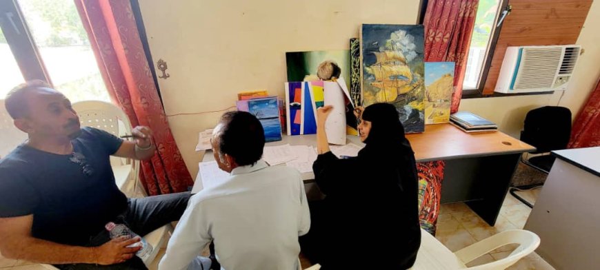 لجنة الفنون التشكيلية والابتكار يقيمون الأعمال التي ستشارك في مهرجان الطفل الموهوب