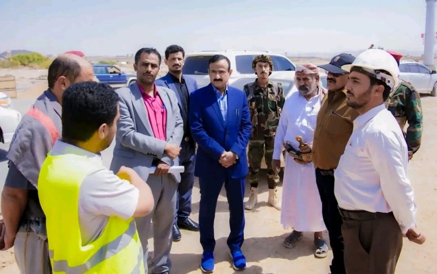 المحافظ بن الوزير يدشّن مشروع توسعة المدخل الغربي لمدينة عتق ويتفقد أعمال الإنارة الجارية فيه