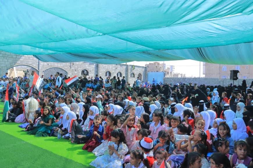 مدارس التفوق الحديثة بمأرب تحتفي بذكري ثورتي 26 سبتمبر و14 أكتوبر وتفتتح ملعبًا رياضيًا جديدًا