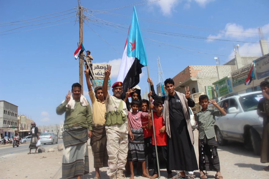 انتقالي ميفعة يدشّن حملة رفع أعلام الجنوب وصور الرئيس الزبيدي والشهيد السليماني على المرافق الحكومية والنقاط العسكرية والشوارع الرئيسية