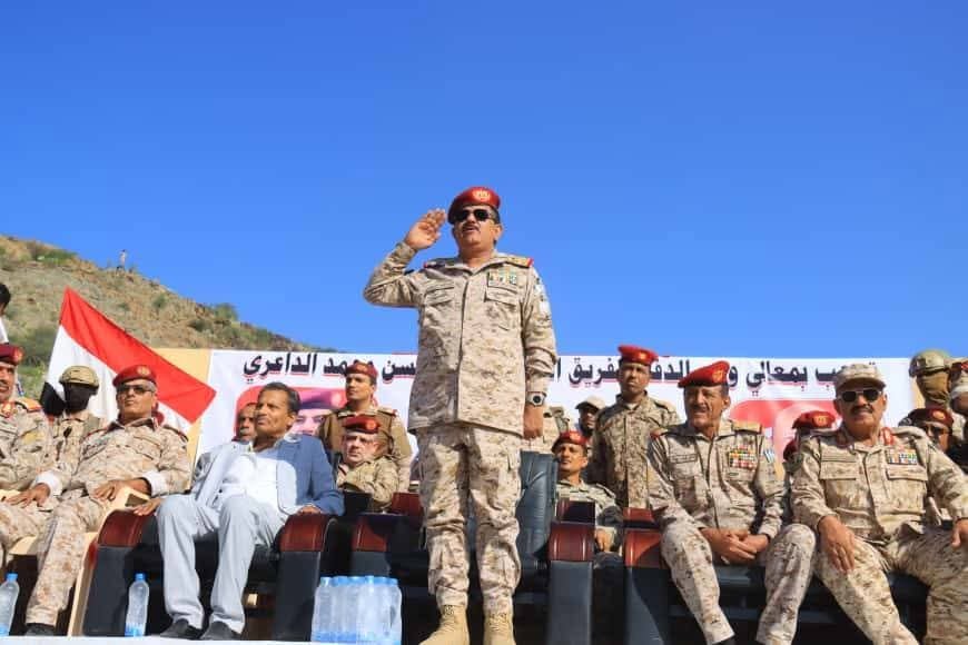 وزير الدفاع يطلع على الجاهزية القتالية والفنية لمحور أبين العملياتي